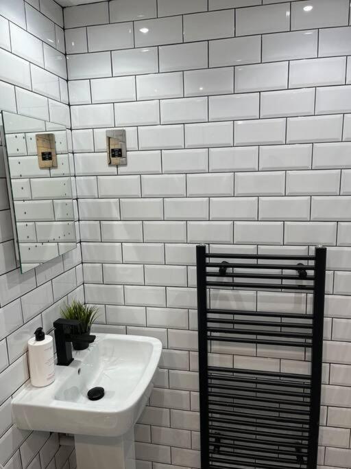 Cheerful 2 Bedroom Homely Apartment, Sleeps 6 Guest Comfy, 3X Double Bed, Parking, Free Wifi, Suitable For Business, Leisure Guest,Glasgow, Glasgow West End, Near City Centre Exteriér fotografie