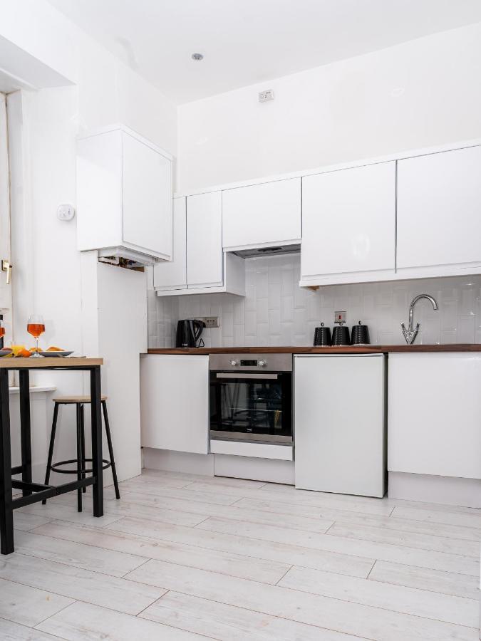 Cheerful 2 Bedroom Homely Apartment, Sleeps 6 Guest Comfy, 3X Double Bed, Parking, Free Wifi, Suitable For Business, Leisure Guest,Glasgow, Glasgow West End, Near City Centre Exteriér fotografie