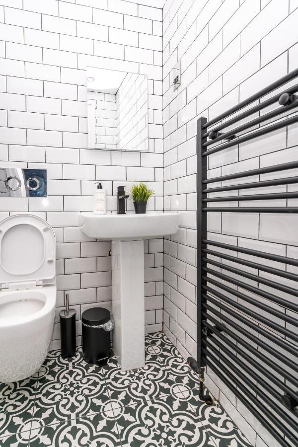 Cheerful 2 Bedroom Homely Apartment, Sleeps 6 Guest Comfy, 3X Double Bed, Parking, Free Wifi, Suitable For Business, Leisure Guest,Glasgow, Glasgow West End, Near City Centre Exteriér fotografie